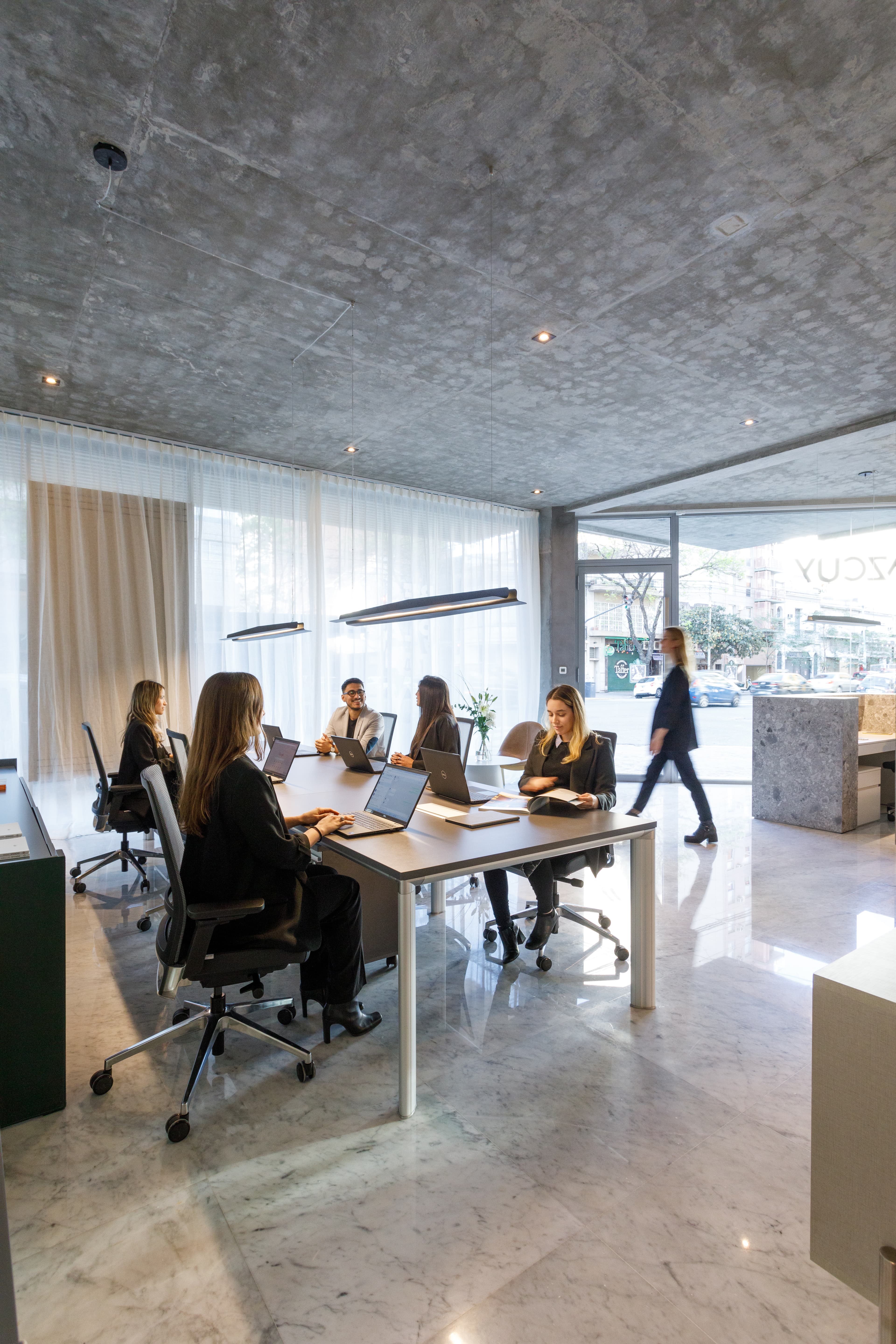 Equipo de Ventas encargado de comercializar y asesorar sobre nuestros productos. 