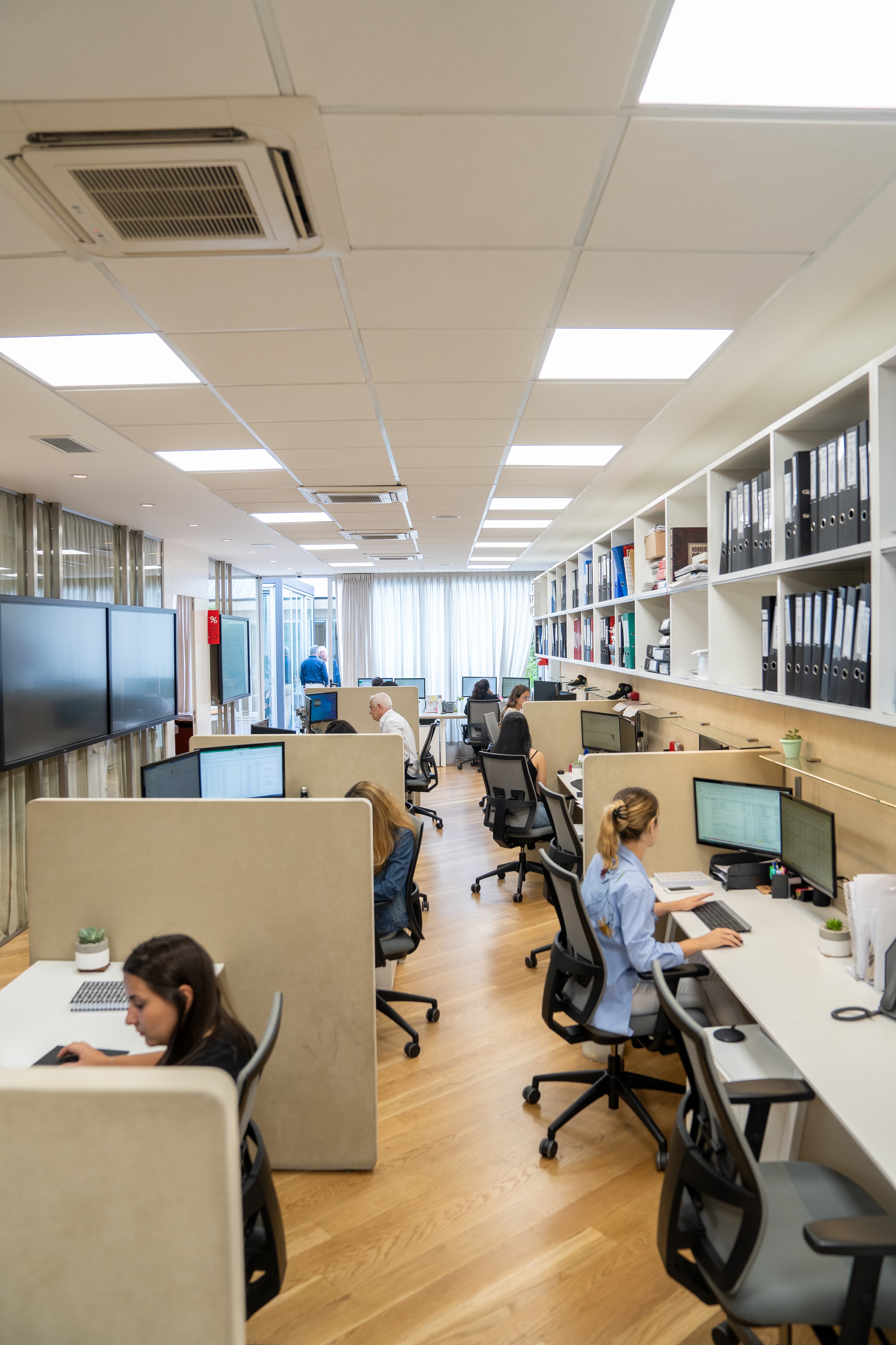 Equipo de trabajo multidisciplinario que busca la eficiencia y la innovación contante. 